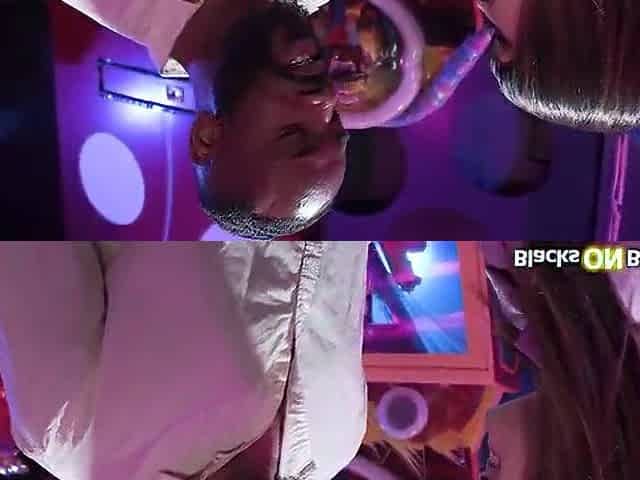 Tiny gf drilled by bbc in public arcade