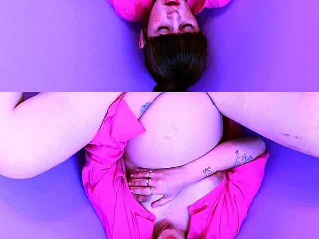 Kinky pissing fetish beautie solo plays