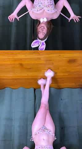 Naked amateur webcam girl fingering her pussy live on camera