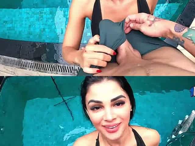 Horny Morena deep throats dick, getting molten gozada in culo Stee.