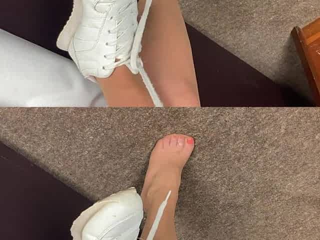 Mrs Mature Feet Removes Her Trainers