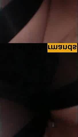 4K - mother I'd like to fuck with very large lips. Void urine in very close up, in the toilet.