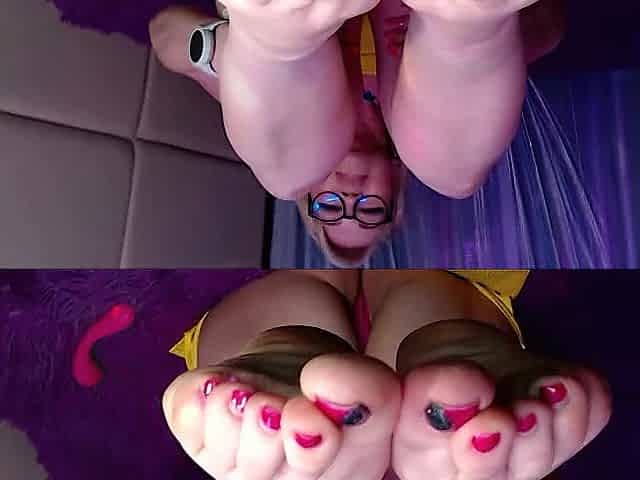 A aged lady with glasses takes off a yellow costume in intimate and plays with her aged vagina...