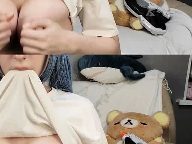 Amateur Webcam Teen Flashes Masturbates