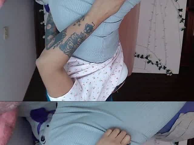 Pissing masturbating babe solo toy play