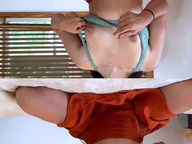 Webcam fun mature brunette with toys cum on cam