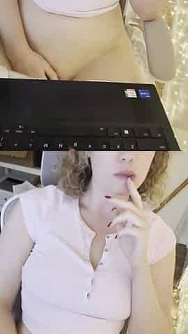 Beauty orgasms in front of workers on movie call