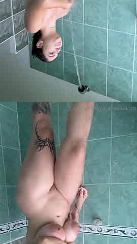 Large booty gal masturbates