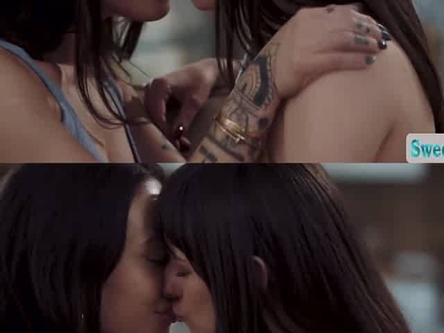 Hollywood look a like licked by lesbian babe