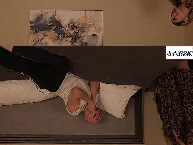 Stripper runs home for hawt late-night hookup