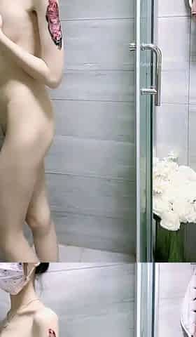 Amateur Webcam Cute Teen Plays Solo with Big Dildo