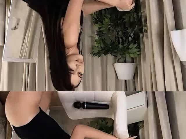 Amateur Webcam Teen Flashes Masturbates