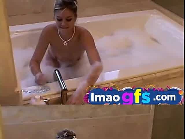 Hawt Latin babe Bathtub rubbing her snatch and titties