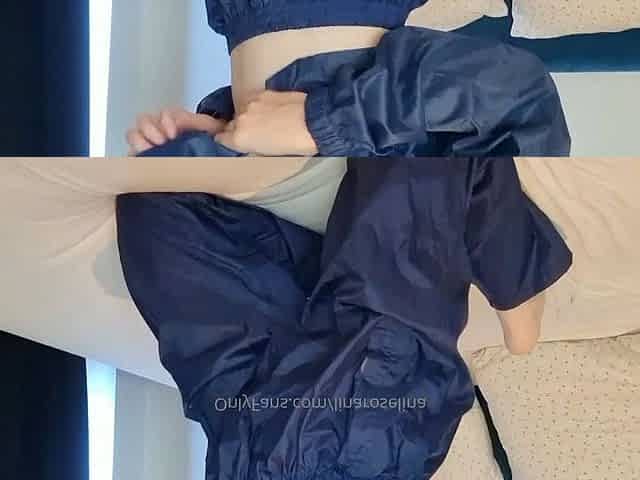 Pissing masturbating babe solo toy play