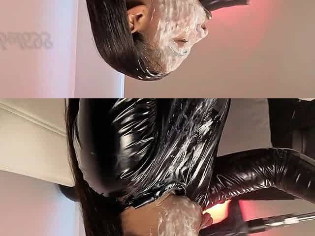 Dirty Play in Close-up Deepthroat