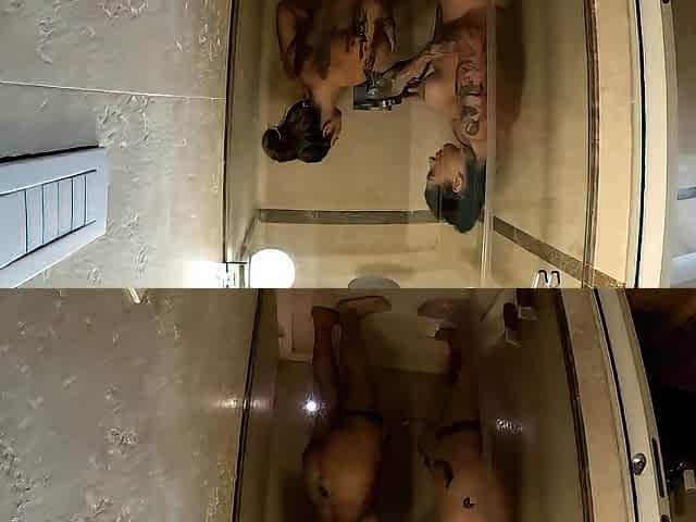 Spio due amiche sotto la doccia (LESBIAN)