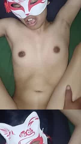 The 18-year-old Girl's First Experience of Her Pussy Is Still Narrow