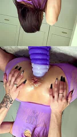 Bubble butt amateur goes solo with a toy in the powder room