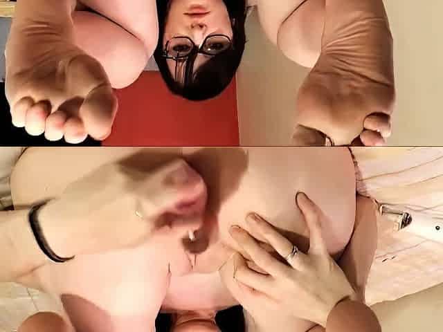 Natural brunette solo toying