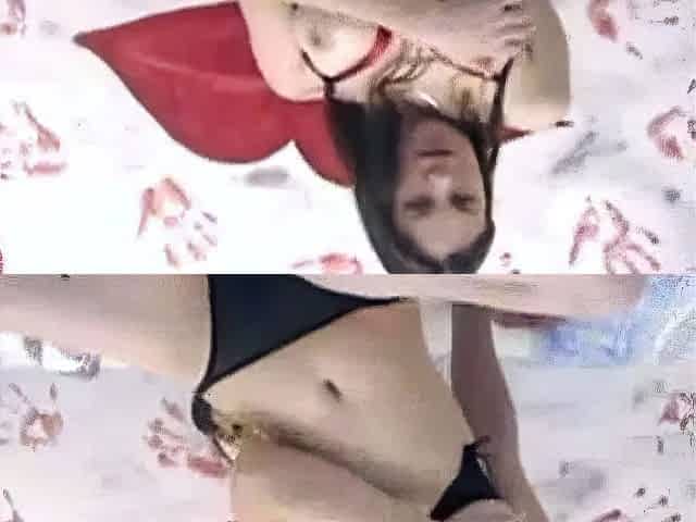 Groe Titten Brnette fingert sich vor der Webcam zum Orgasm