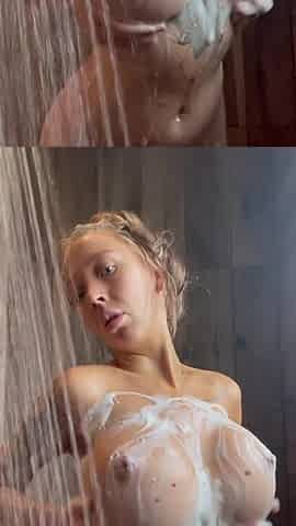 Sannababy in the shower