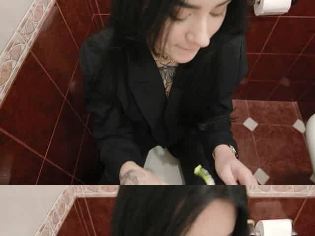 Cum in Pussy Without a Condom in a Public Toilet