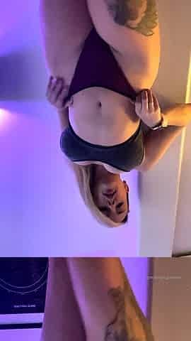 Big boob brunette masturbates on webcam