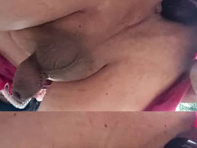 Sissy eiacula all'aperto