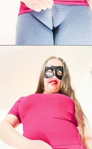 Big-titted slut wife with huge cameltoe masturbates her enormous vagina in leggings