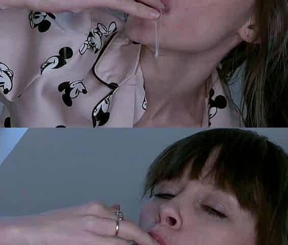 Amateur preggo hoe toys her pussy close up in fetish solo