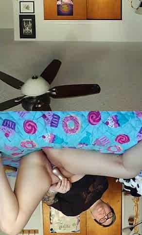 Webcam fun mature brunette with toys cum on cam
