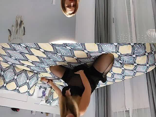 I'm masturbating with heel and pissing