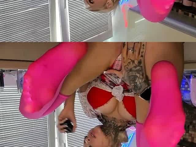 amateur girlfriend masturbating on webcam with her fingers