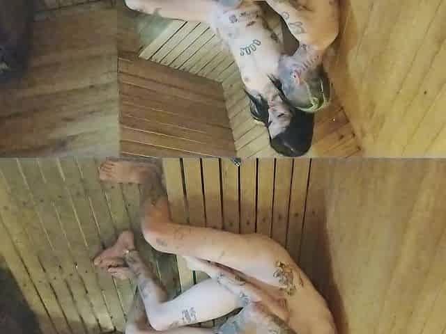 In the sauna anything got hotter. En el sauna todo se calentaba mas