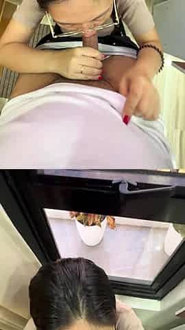 Teen Pinay risky public blowjob