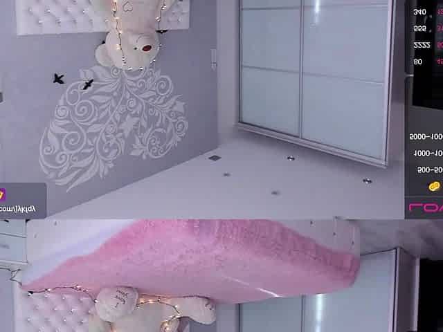 Big boob brunette masturbates on webcam