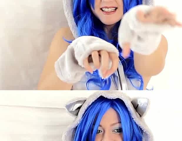 Cosplayer penetrates her hairy pussy with a banana