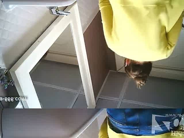 peeping blondes go to toilet.***