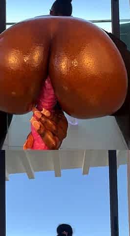 Webcam beauty and her toys have solo sex