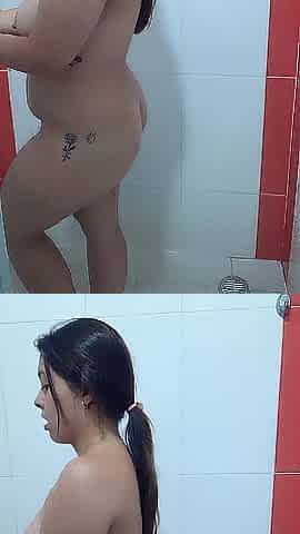 Hawt gal makes episode in her baths at home
