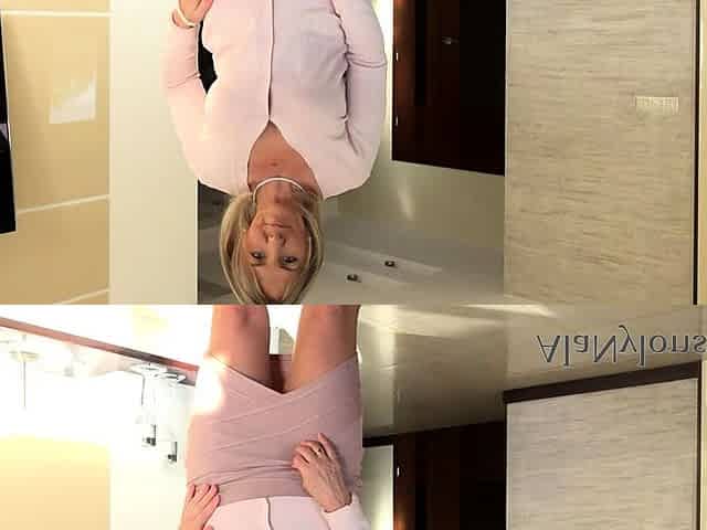 Mature bitch close up dildoing