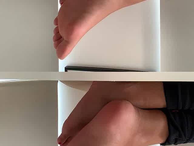 Ignoring u during the time that I see TV - FOOT FETISH