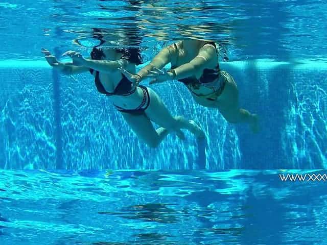 Two topless swimming babes Diana Rius and Sheril Blossom show tricks under the water
