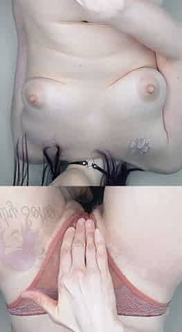 Amateur brunette double toying on webcam