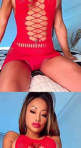 Big boob brunette masturbates on webcam