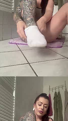 Hot Girl Presents Feet