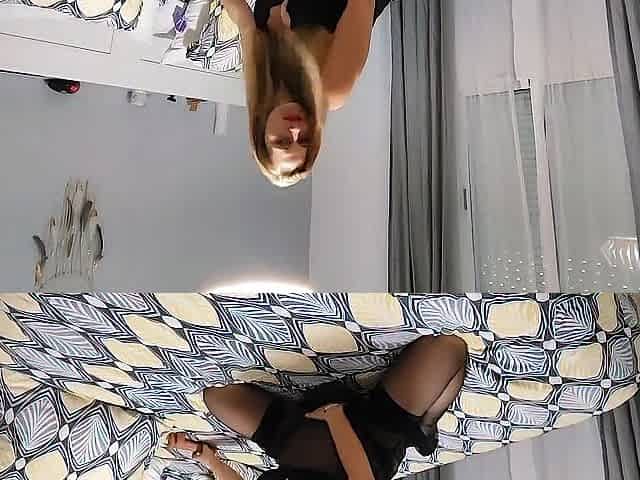 I'm masturbating with heel and pissing