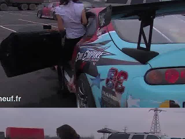 Gal gets her boobs out in car