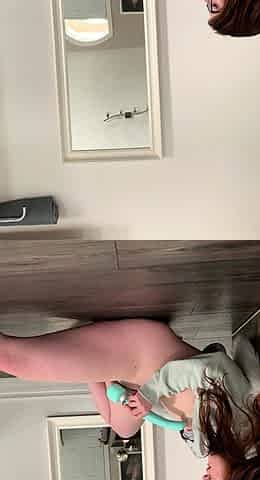 Amateur brunette double toying on webcam