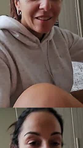 Calda MILF, Masturbazione Con I Piedi E Dialoghi Ita.